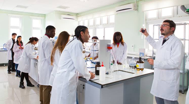 En Yüksek Başarı Sıralamasıyla Öğrenci Alan Eczacılık Fakülteleri Belli Oldu