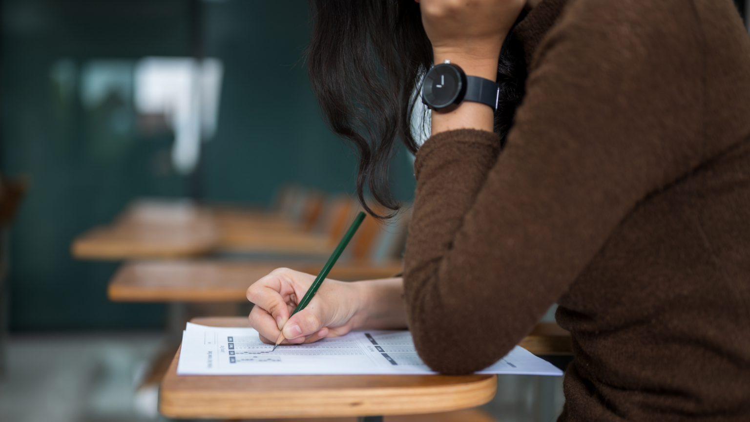 Take examination. контроль уровня знаний фото. экзамен тестирование. Preparing for exams. сидит на экзамене.